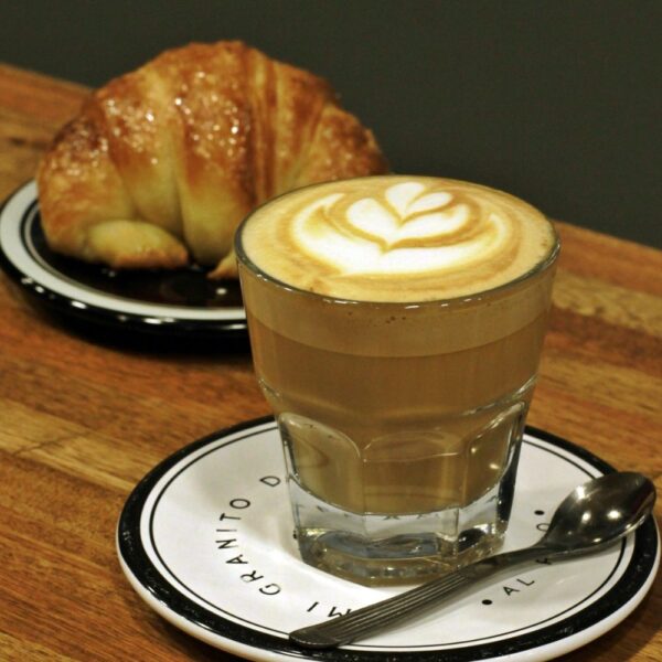 Cortado + medialuna Cortado + medialuna